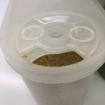 長浜ラーメン力 - すりゴマ入れの振り出し口、スプーン使わない。