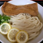 手打ちうどん ぶれーど・う - きつねうどん（冷）中 550円 （2017年11月）
            前回、スダチでしたが今回はレモンがのっていました。