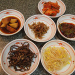 韓国料理 麦 - サービスの小皿がたくさんでてきます