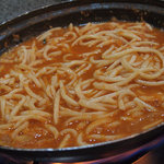 韓国料理 麦 - 鍋にうどんを投入