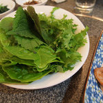 韓国料理 麦 - 豚三段腹　（サムギョプサル）　の葉っぱ
