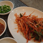 韓国料理 麦 - 豚三段腹　（サムギョプサル）　これらを葉っぱで包みます