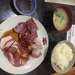 Yamashita Shokudou - お昼の【まんぷくセット】
                        鶏肉・豚カルビ・牛ハラミのセットです。
