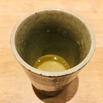 天ぷら 穴子蒲焼 助六酒場 - 最初に出汁が出てくる。このお店のメニューに使われる自信の出汁らしい。