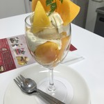 ル・フルティエ - 柿パフェ1050円！最初一口食べたら、マンゴーだった
      ( ´ ▽ ` )ﾉ絶品マンゴー付き！☆*:.｡. o(≧▽≦)o .｡.:*☆