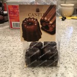 ガトー・ド・ボワイヤージュ - 料理写真:カヌレ、バラで6個買いました。
これは、すでに2つ食べたの図。