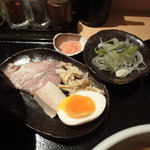 つけ麺 道 - トッピング類。大皿が「つけ麺」のトッピング。ピンクの粉が日替わりの桜海老粉末。そしてデフォルトで付いてくるネギ皿。