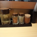 つけ麺 道 - 卓上調味料類。左端の「フルーツ酢」も試してみたい…。