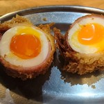 立呑み とんかつ まるや - 半熟卵にベーコンを巻いて、揚げる。ウマし！200円