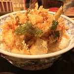味奈登庵 - かき揚げ天丼。
      見た目以上にかき揚げ天ぷらが大きいい！