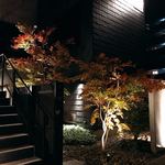 こ熊や - 真っ暗な道に浮かび上がる建物が一つ