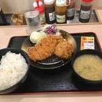 松のや - ロースかつ&メンチかつ定食(¥650)
            ごはん特盛(+¥60)ミニポテトサラダ(+¥60)
            計¥770
            最近ポスターで販促している新メニュー。値段の手頃さは魅力だが、メンチかつの味はまずまずだった。