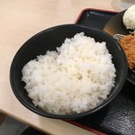 松のや - 特盛のごはん
            これが特盛…？この店はごはんの盛り方が以前から少なめだったが、ここに来てさらに少なくなったように思う。値上がりはするわ、量は減るわ。悪い循環に入っている気がする。