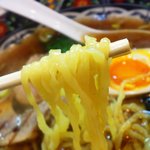 Ramen Daiki - 麺は中細の手打ちのようなちぢれ麺
