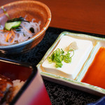 うなぎ 初音 - 酢の物と冷奴も美味しいです。