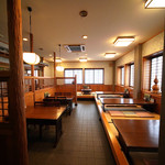 うなぎ 初音 - 開店直後の店内。