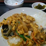 中華　福苑 - 玉子とたけのこ炒め丼