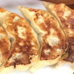 光楽亭 - 注文が入ってから餡を皮に包みます。