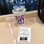マクドナルド - 2017/11 マクドナルドの公式アプリ McDonald’s Japanのクーポンで、プレミアムローストコーヒー (アイス)(M) 150円→100円。まあ、コーヒーフレッシュ（ポーションクリーム）やガムシロップでコントロールできるので、自動販売機の缶コーヒーよりはマシかな。もちろん、座る場所もあるし……