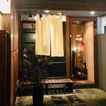 恵比寿 吉乃坐 - 路地裏にひっそり佇む店構え。
      雰囲気あります^_−☆