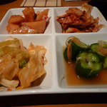 炭火焼肉 あもん - キムチ盛り合せ：サイドも美味しいんですよ～