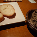 炭火焼肉 あもん - レバ＆バケット：お手頃なワインも充実しているので