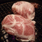 炭火焼肉 あもん - ハンバーグ：超柔らかいので網脂に包まれている