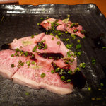 炭火焼肉 あもん - ひうち刺＆タン刺：こんな立派な肉を生で・・・