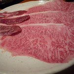 炭火焼肉 あもん - 焼きシャブ（サーロイン＆ツラミ）：美しいサシのサーロイン