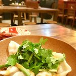 かかん 鎌倉本店 - レモングラス風味のエスニックソースのパクチー餃子