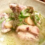 かかん - レモングラスと生姜を効かせたスペアリブの煮込み ネギのソース