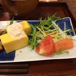 和カフェ Tsumugi - 玉子焼き湯葉乗せ、水菜とトマトのサラダ