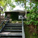 セント シュバイン - 駐車場からリストランテへ上る階段