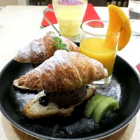アニヴェルセル カフェ - クロワッサンチョコレートアイスサンド