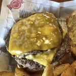 Fuddruckers - チーズとパティ(アップ)♪