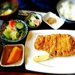 グリル国 - 豚ロースとんかつ定食