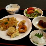 ホテルグローバルビュー - 美味しい朝食です。フライ物、とんかつ卵とじなど。