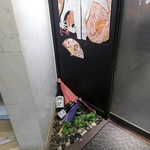 地鶏専門個室 宇佐美 - ゴミ置き場？