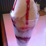 ムーミンｐａｐａ - ブルーベリーヨーグルトパフェ