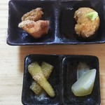 海さくら - 下の皿、左ズイキの酢の物、右冬瓜の煮物。上の皿、左鶏の唐揚げ、右蓮根饅頭。