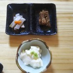 海さくら - 上の皿、左マグロ皮のポン酢、右鶏レバーのパテ、下の皿、チーズ豆腐。