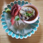 海さくら - 刺身盛り、生ガキ、マグロ、ヒラメ、クジラ。