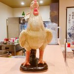 中華蕎麦 時雨 - 目の前にあった鶏オブジェ(笑)