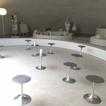 豊島美術館カフェ - 奥はショップ