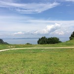 豊島美術館カフェ - 瀬戸内海を望む豊島唐櫃の小高い丘に建設された豊島美術館。道の先にあります。（美術館の敷地内です）