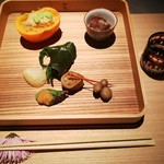 山形座 瀧波 - 万願寺唐辛子、柿と秘伝豆、おかひじき、おかわかめ、あけび（みそと挽き肉と茸を混ぜて包んであげたもの）はほのかな苦味がい～ね(*'▽')