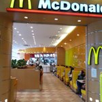 McDonald's - 東側入り口から店内カウンター方向