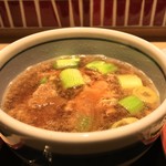 味奈登庵 - 牛せいろそばは、つゆの中に牛肉・玉ねぎ・ねぎ。
      このつゆが旨いんだな。
      牛肉の旨みが加わり、実にイイ！