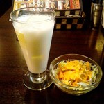 Izakaya Indian Curry and Asian Restaurant Chandrama - ラッシーとサラダ