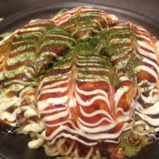 代々受け継がれる技と味の「広島焼き」を企業秘密のソースで提供